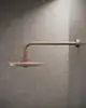 Wandanschluss mit schwenkbarem Auslauf von Ideal Standard, montiert an einer hellen Wand, mit einem minimalistischen Design und mattem Finish.